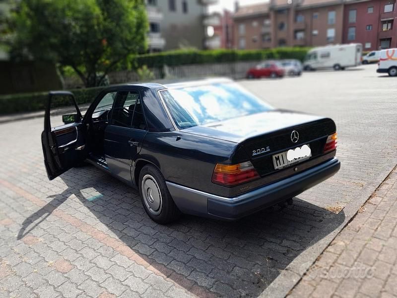 Usata Mercedes E200 122 CV (89 kW) 1991 Nero Berlina