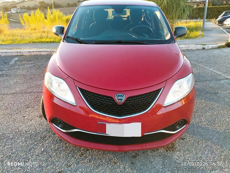 Usata Lancia Ypsilon Silver 69 CV (50 kW) 2015 Rosso Utilitaria