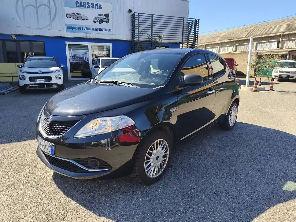 Begagnad Lancia Ypsilon Silver 69 HK (50 kW) 2017 Svart Halvkombi