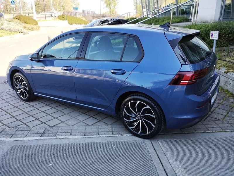 Usata VW Golf VIII Life 116 CV (85 kW) 2025 Anemone blau met. Berlina