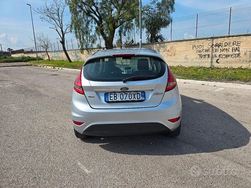 Usata Ford Fiesta 68 CV (50 kW) 2010 Grigio Utilitaria