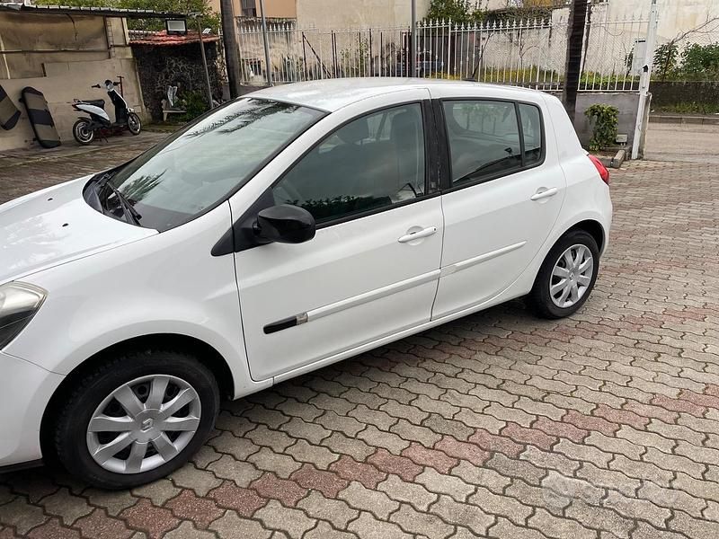 Usata Renault Clio II 65 CV (47 kW) 2010 Bianco Berlina