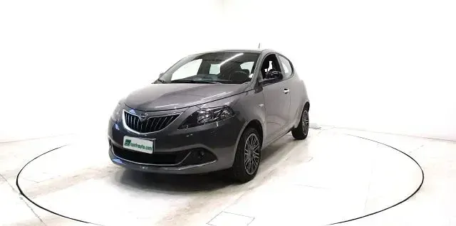 Usata Lancia Ypsilon Gold 69 CV (50 kW) 2022 Grigio scuro Utilitaria