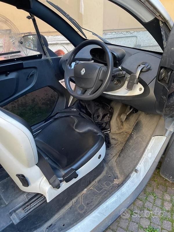 Begagnad Renault Twizy 12 kW (17 HK) 2012 Svart Halvkombi