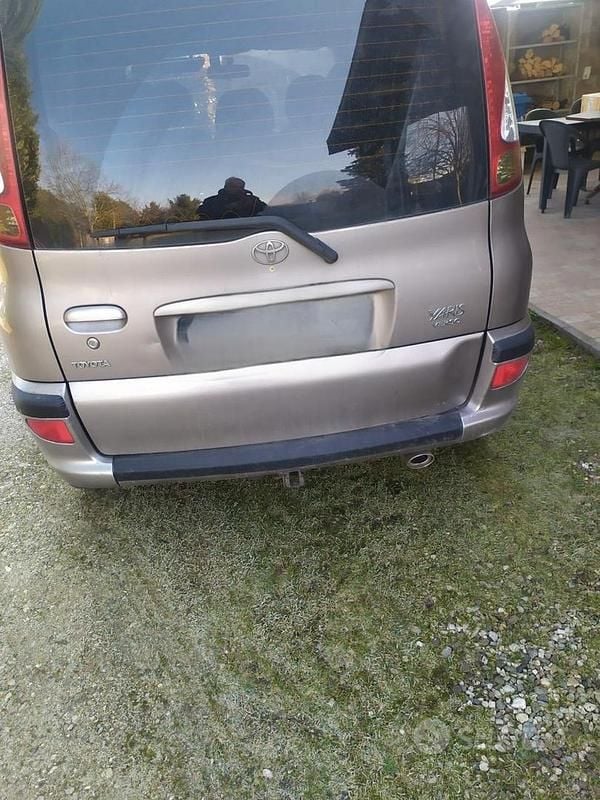 Usata Toyota Yaris Verso 84 CV (61 kW) 2005 Grigio Monovolume