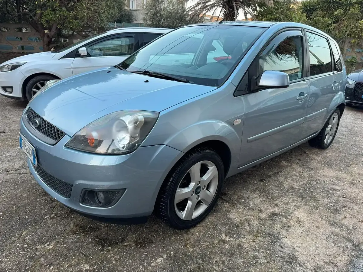 Usata Ford Fiesta Titanium 68 CV (50 kW) 2007 Bluazzurro Utilitaria