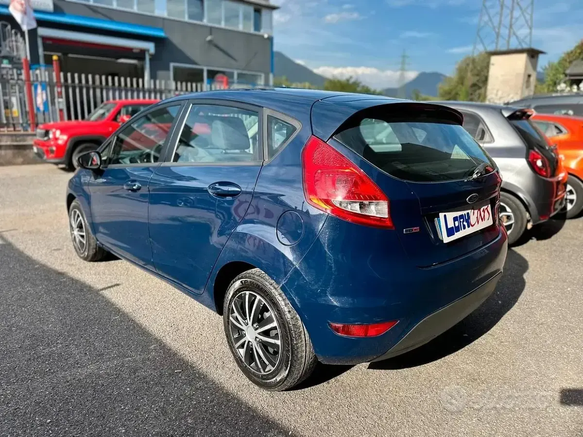 Usata Ford Fiesta Titanium 70 CV (51 kW) 2011 Bluazzurro Berlina