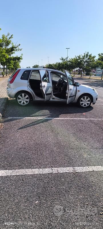 Usata Ford Fiesta 73 CV (53 kW) 2006 Grigio Utilitaria