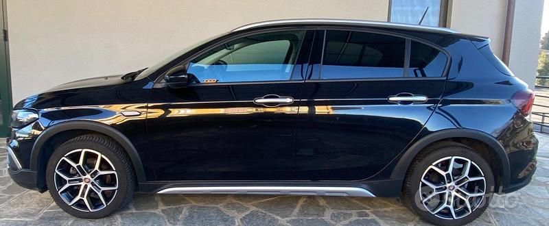 Usata Fiat Tipo Cross 101 CV (74 kW) 2021 Nero Berlina