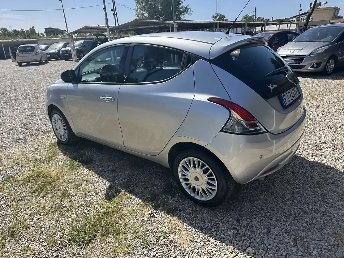 Usata Lancia Ypsilon Gold 95 CV (69 kW) 2017 Argento Utilitaria