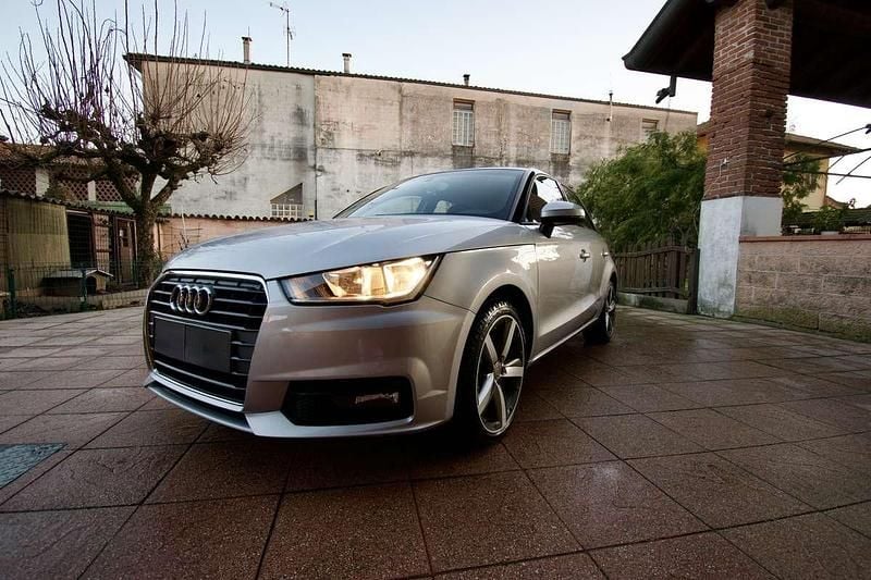 Usata Audi A1 Sportback Ambiente 90 CV (66 kW) 2015 Argento Utilitaria