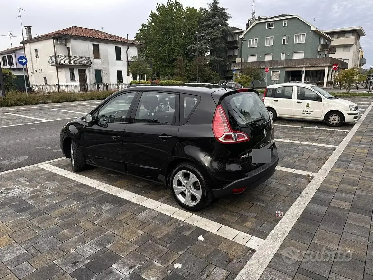 Usata Renault Scénic III 110 CV (80 kW) 2010 Nero Monovolume