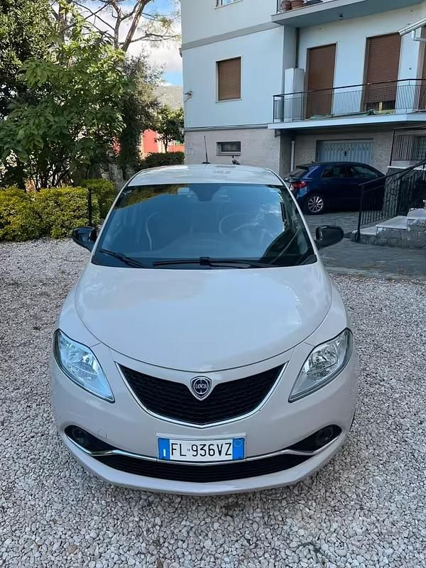 Usata Lancia Ypsilon Gold 69 CV (50 kW) 2017 Utilitaria