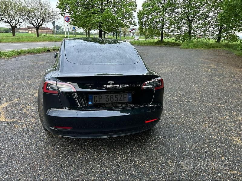 Usado Tesla Model 3 Standard Range 235 kW (320 HP) 2023 Preto Sedan