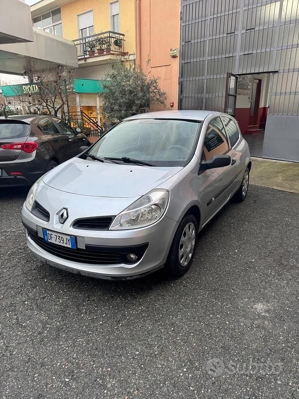 Usata Renault Clio II Dynamique 75 CV (55 kW) 2007 Grigio Berlina