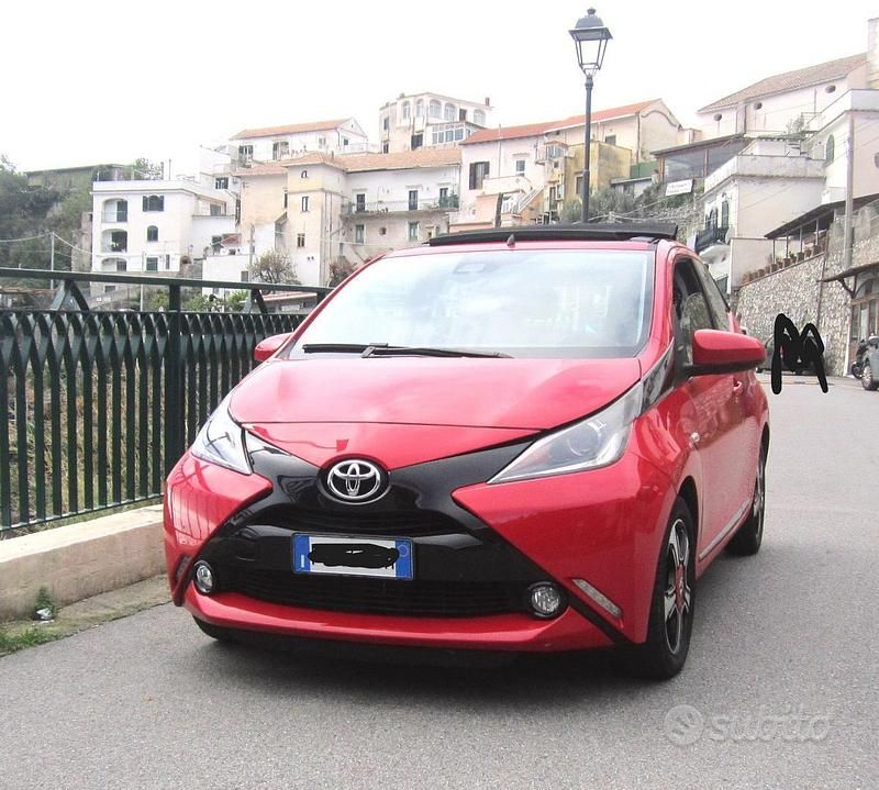 Usata Toyota Aygo 70 CV (51 kW) 2017 Rosso Utilitaria