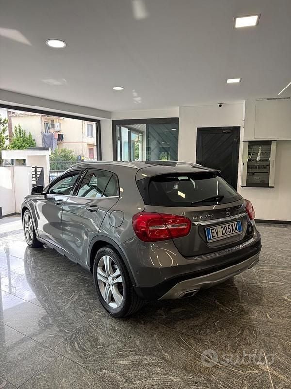 Usata Mercedes GLA200 136 CV (100 kW) 2014 Grigio SUV