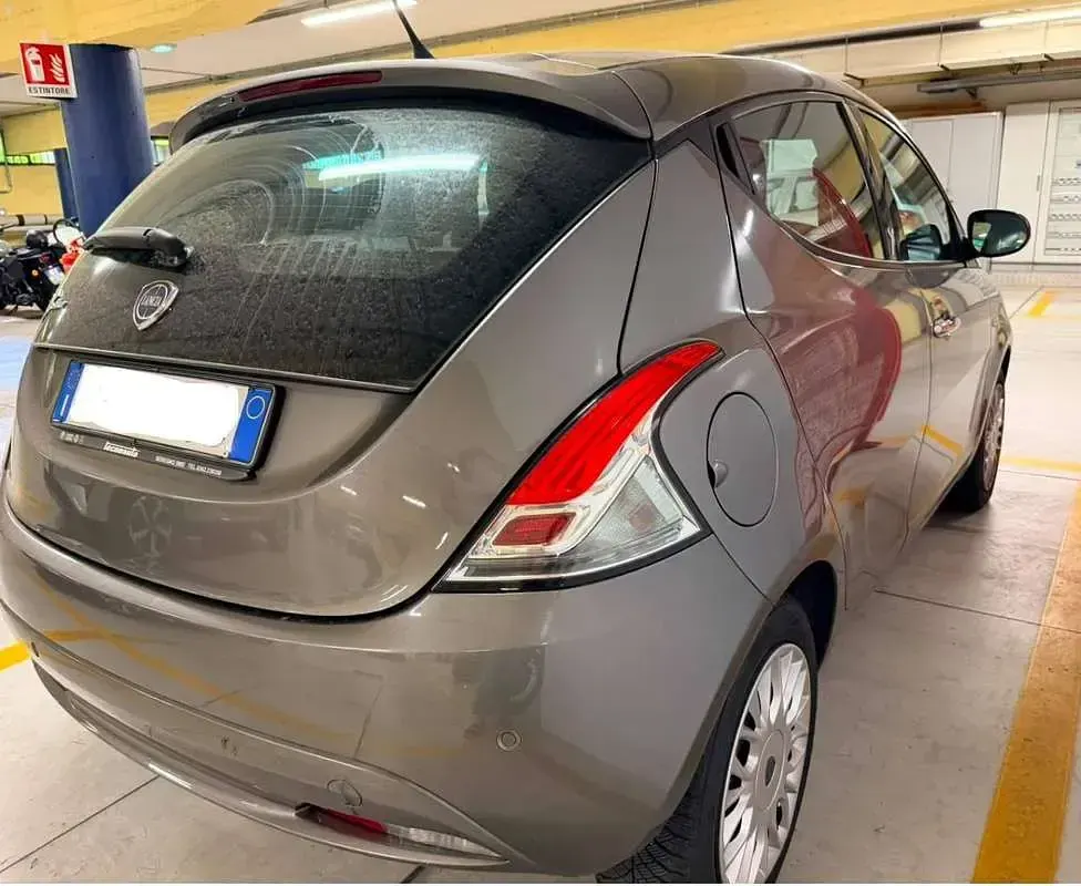 Usata Lancia Ypsilon Gold 69 CV (50 kW) 2017 Argento Utilitaria