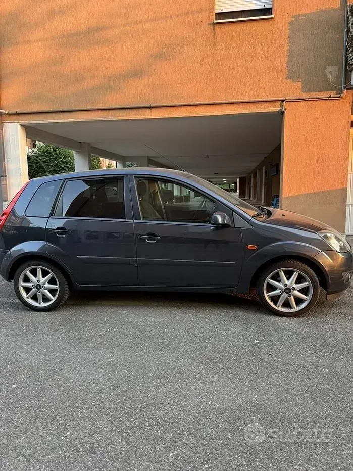Usata Ford Fiesta 75 CV (55 kW) 2007 Nero Utilitaria