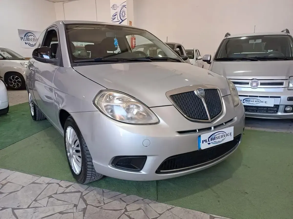 Usata Lancia Ypsilon 60 CV (44 kW) 2008 Argento Utilitaria
