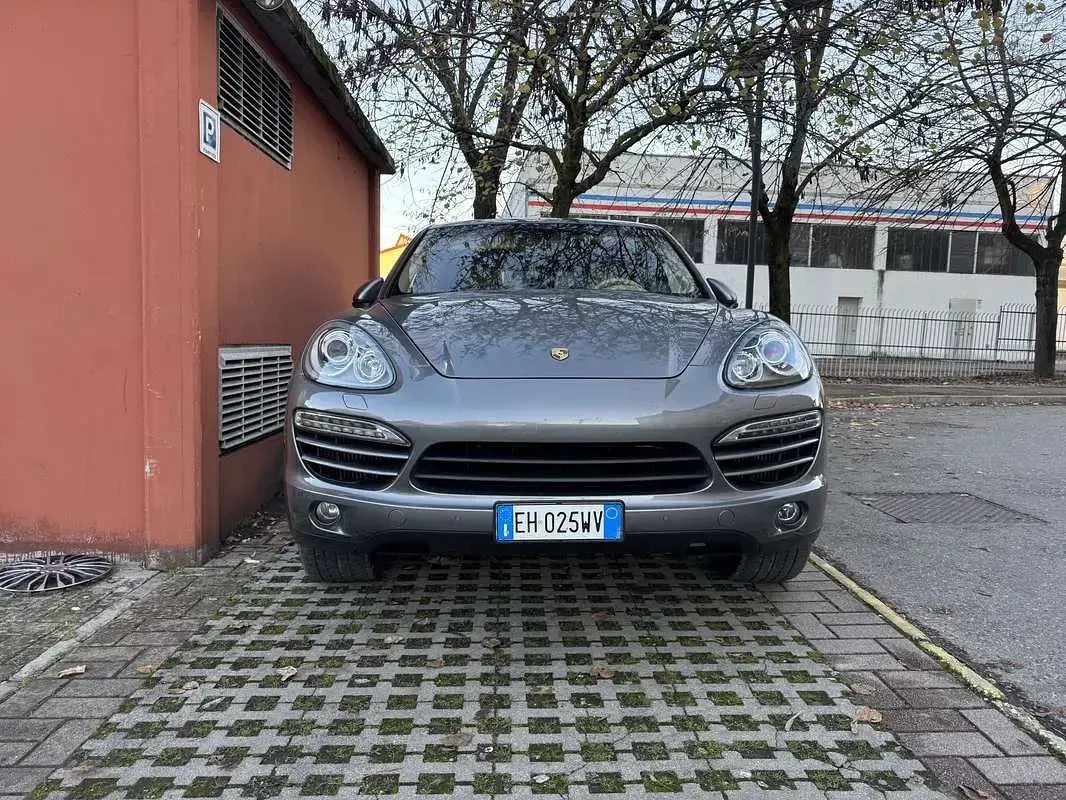 Usata Porsche Cayenne 239 CV (175 kW) 2011 Grigio SUV