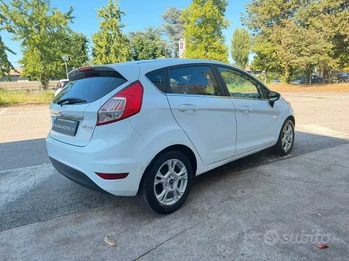 Usata Ford Fiesta 75 CV (55 kW) 2017 Bianco Utilitaria