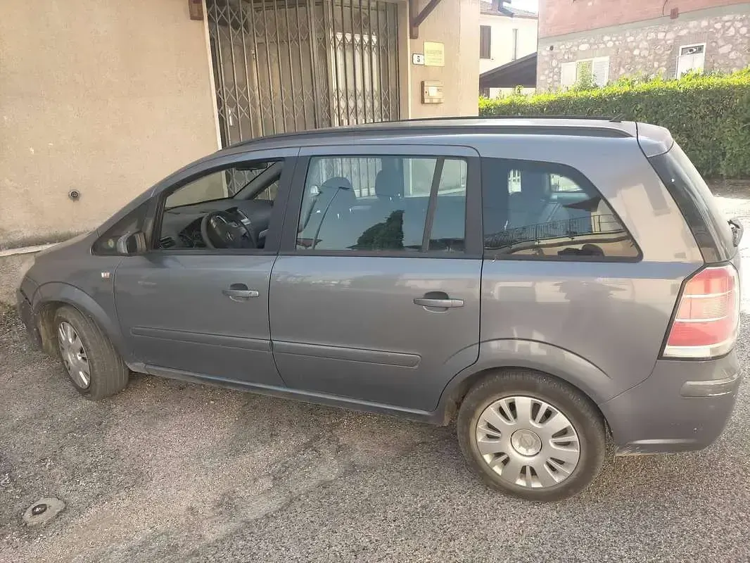 Usata Opel Zafira Edition 94 CV (69 kW) 2007 Grigio Monovolume