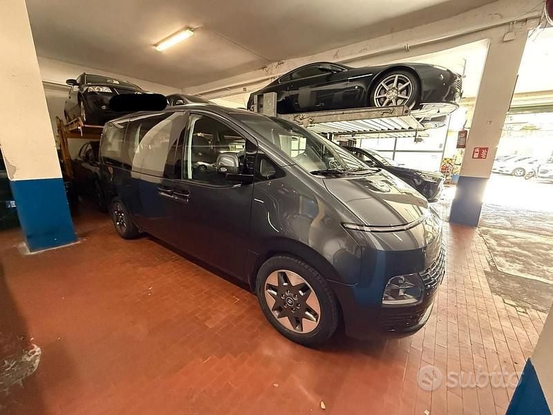 Usata Hyundai Staria 177 CV (130 kW) 2023 Grigio Monovolume