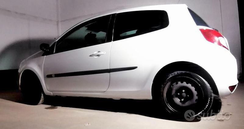 Usata Renault Clio II 100 CV (73 kW) 2010 Bianco Berlina