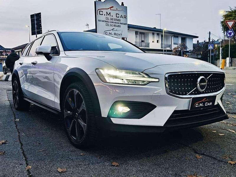 Bianco Usata 2022 Volvo V60 CC Plus Station wagon | 32.900 € (Ottimo prezzo) - Immagine 1/4