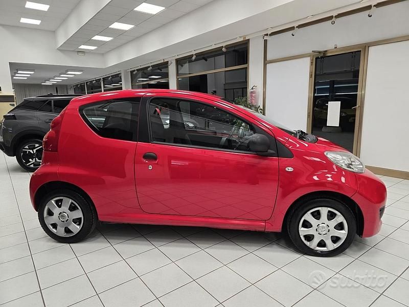 Rosso Usata 2010 Peugeot 107 Due volumi | 5500 € (Buon prezzo) - Immagine 1/4