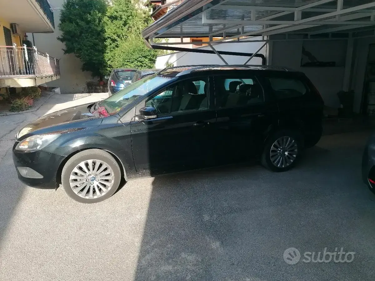 Usata Ford Focus 109 CV (80 kW) 2011 Nero Station wagon