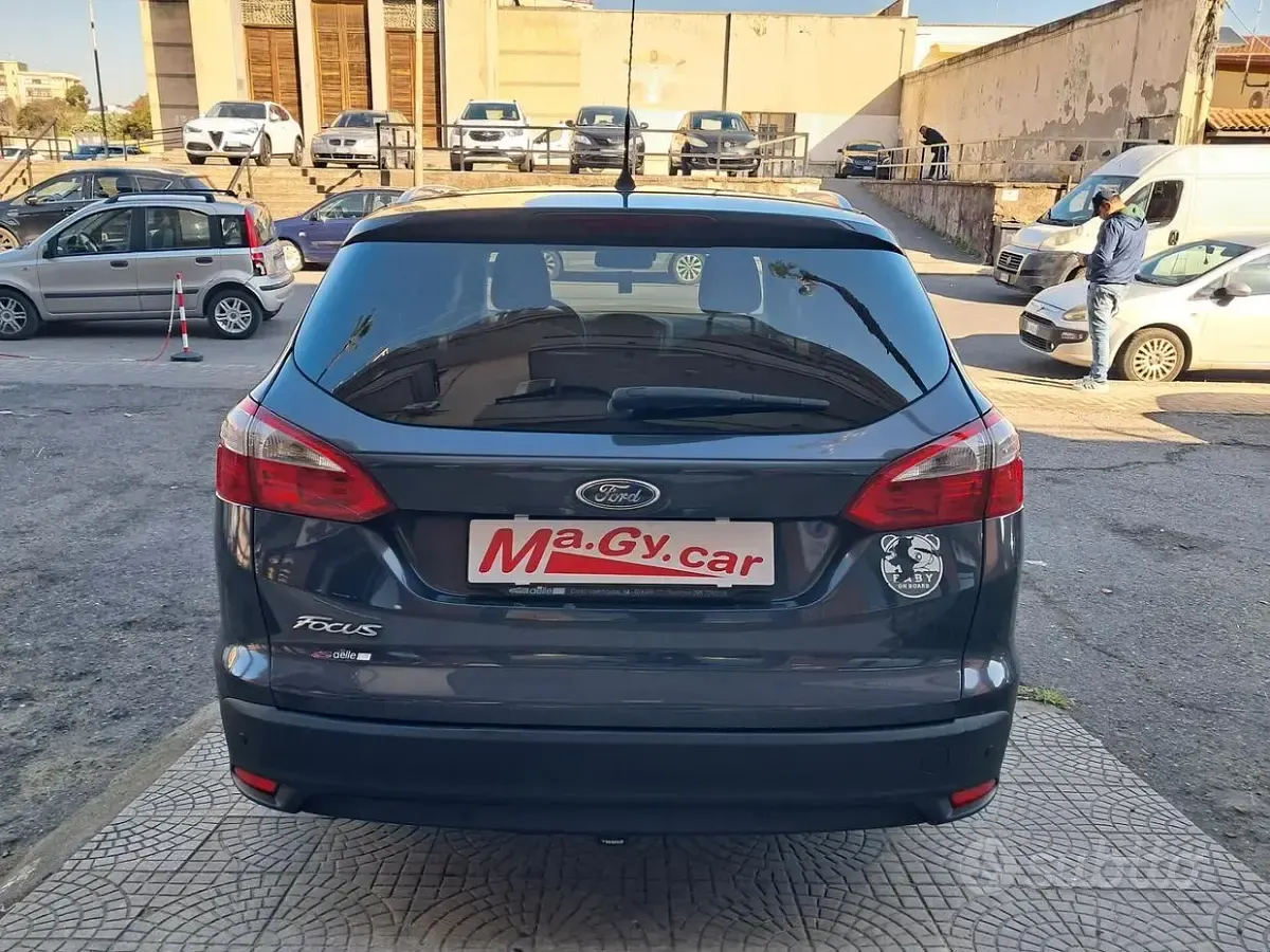Käytetty Ford Focus Titanium 116 HP (85 kW) 2011 Harmaa Farmari