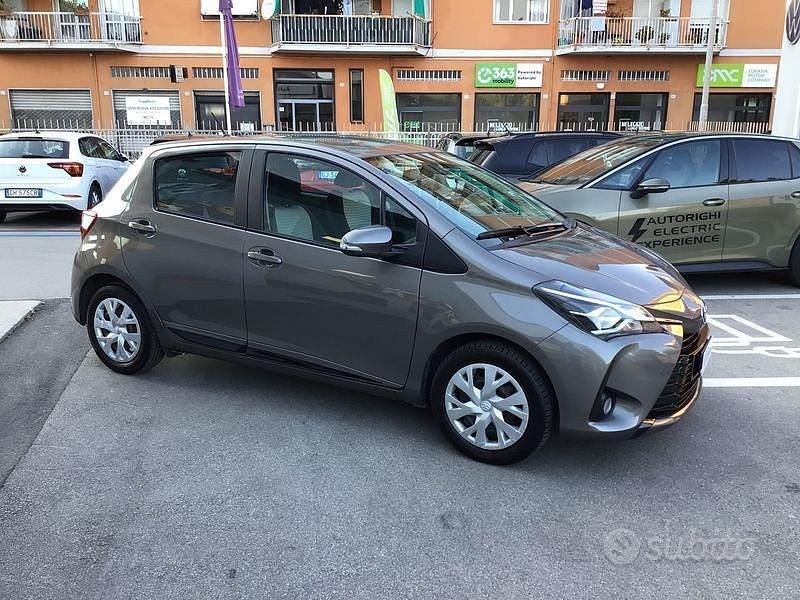 Usata Toyota Yaris Active 72 CV (52 kW) 2019 Grigio Berlina
