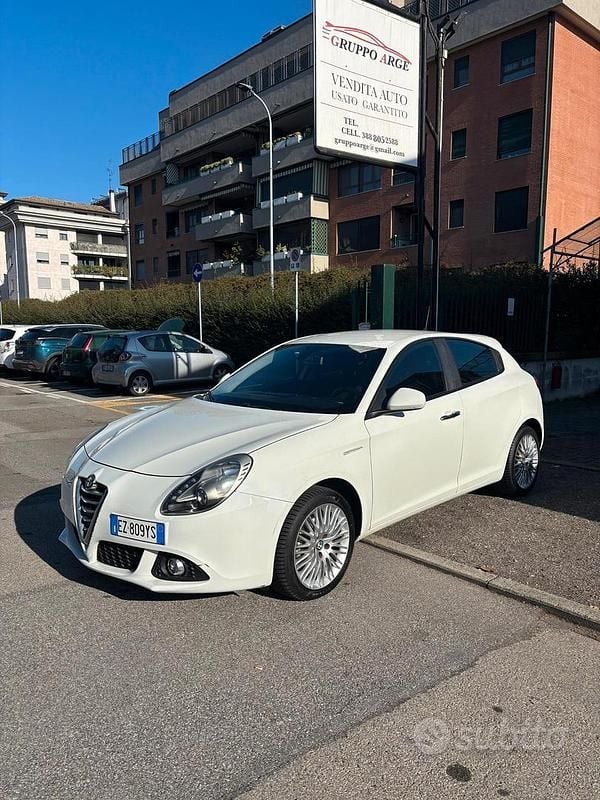Bianco Usata 2015 Alfa Romeo Giulietta Distinctive Tre volumi | 8500 € (Buon prezzo) - Immagine 1/4