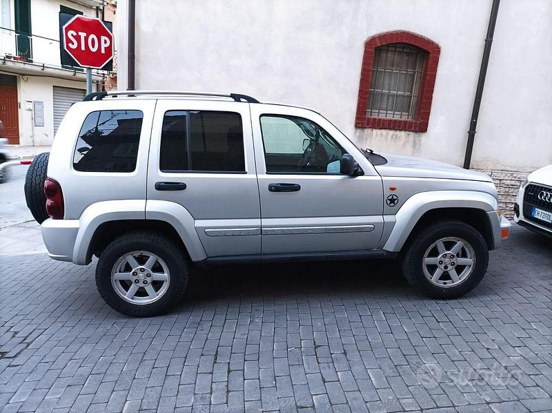 Usata Jeep Cherokee 163 CV (119 kW) 2008 Grigio SUV