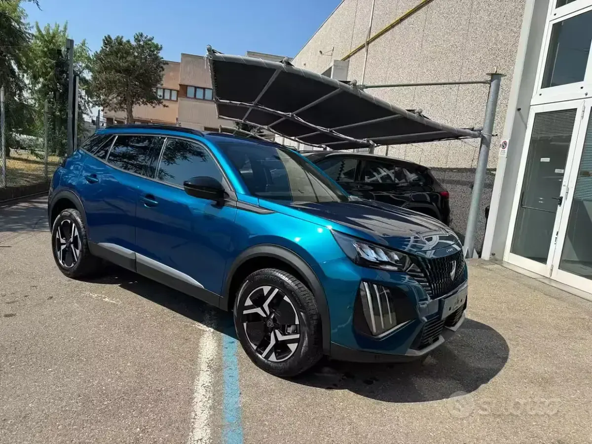 Usata Peugeot 2008 Allure 136 CV (100 kW) 2025 Blu metallizzato SUV