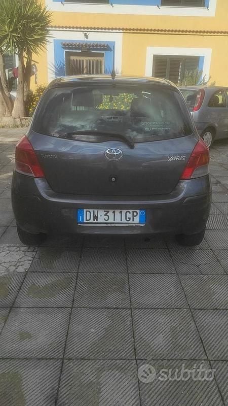 Usata Toyota Yaris 86 CV (63 kW) 2009 Grigio Berlina