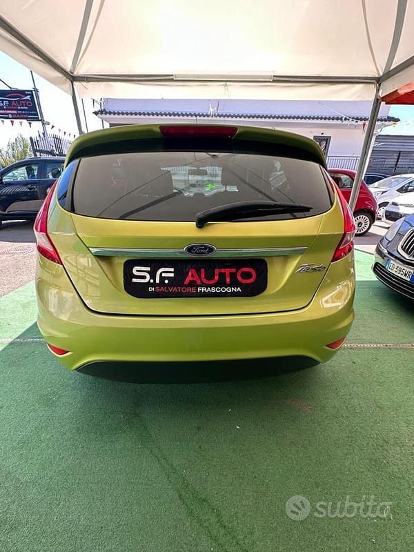 Usata Ford Fiesta Titanium 96 CV (70 kW) 2010 Verde Berlina