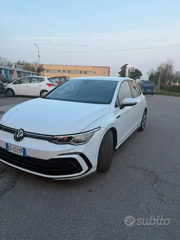 Usata VW Golf VIII R-line 150 CV (110 kW) 2021 Bianco Utilitaria