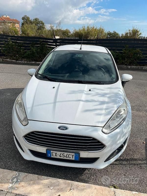 Bianco Usata 2014 Ford Fiesta Titanium Due volumi | 5900 € (Buon prezzo) - Immagine 1/4