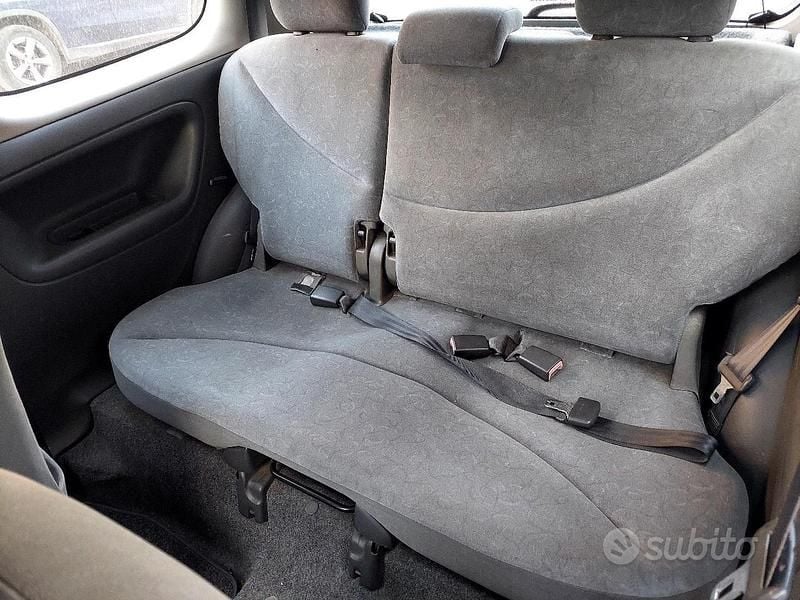 Usata Toyota Yaris 68 CV (50 kW) 2000 Grigio Utilitaria