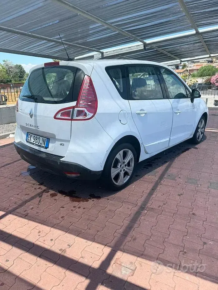 Usata Renault Scénic 110 CV (80 kW) 2011 Bianco Monovolume