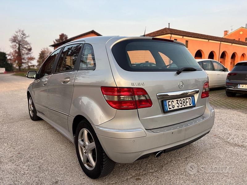 Usata Mercedes B180 Premium 109 CV (80 kW) 2011 Grigio Utilitaria