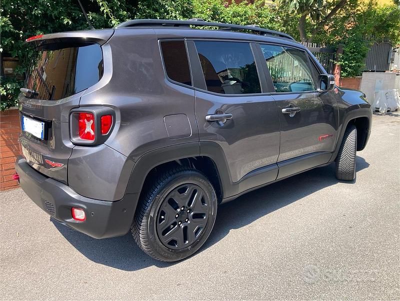 Usata Jeep Renegade Trailhawk 170 CV (125 kW) 2017 Grigio SUV