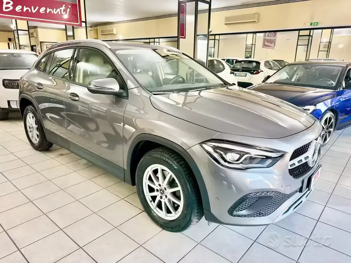 Usata Mercedes GLA180 Business 116 CV (85 kW) 2022 Grigio SUV