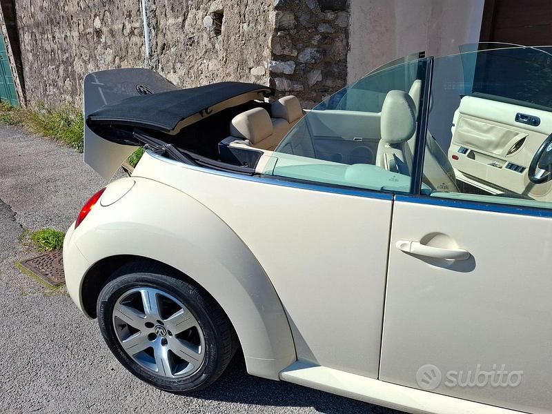 Usata VW New Beetle 101 CV (74 kW) 2007 Bianco Utilitaria