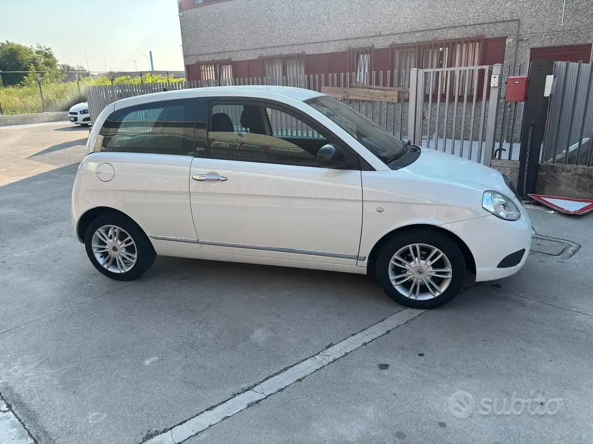 Usata Lancia Ypsilon Silver 77 CV (56 kW) 2011 Bianco Utilitaria