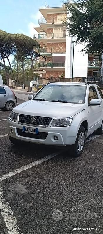 Bianco Usata 2012 Suzuki Vitara SUV | 7900 € (Buon prezzo) - Immagine 1/4