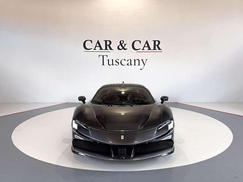 Usata Ferrari SF90 1001 CV (736 kW) 2024 Grigio Coupé